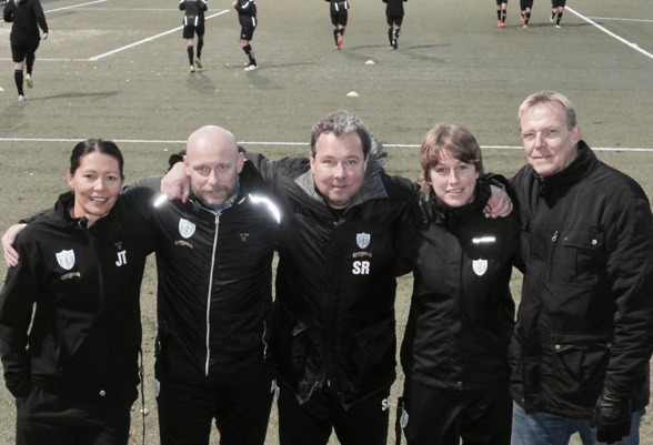 KGFC:s ledarstab hälsar Anna Stoltze välkommen in i gänget. Jane, Nord, Stefan, Anna och Lasse njöt över att vara tillsammans i höstkylan under torsdagens träning. Foto: TORE LUND KGFC:s ledarstab hälsar Anna Stoltze välkommen in i gänget. Jane, Nord, Stefan, Anna och Lasse njöt över att vara tillsammans i höstkylan under torsdagens träning. Foto: TORE LUND