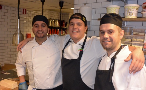 Shake Hands hittar framtidens kockar i Göteborg. Ramo Boskovic och Hani Abosouf hoppas att framtiden i det svenska restaurangköket är utstakad. I mitten kursledaren Adam Lhafiane. Foto: TORE LUND Shake Hands hittar framtidens kockar i Göteborg. Ramo Boskovic och Hani Abosouf hoppas att framtiden i det svenska restaurangköket är utstakad. I mitten kursledaren Adam Lhafiane. Foto: TORE LUND