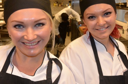 Lidia Pourazam och hennes dotter Dzhana från Ukraina ingår i den första kullen av kockstudenter i Shake Hands-projektet på John Scott's Palace i Göteborg. Foto. TORE LUND Lidia Pourazam och hennes dotter Dzhana från Ukraina ingår i den första kullen av kockstudenter i Shake Hands-projektet på John Scott's Palace i Göteborg. Foto. TORE LUND