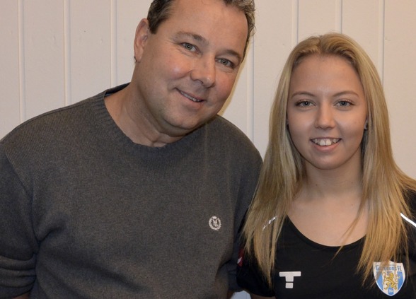Stefan Rehn välkomnar Nathalie Persson till Göteborg. 'Hon är en mycket spännande spelare', säger KGFC-tränaren. Foto. TORE LUND Stefan Rehn välkomnar Nathalie Persson till Göteborg. 'Hon är en mycket spännande spelare', säger KGFC-tränaren. Foto. TORE LUND