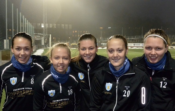 2016 är här. På den första riktiga träningen med hela laget för Elin Landström, Nathalie Persson, Pauline Hammarlund, Freja Hellenberg och Jennifer Falk! Foto: TORE LUND 2016 är här. På den första riktiga träningen med hela laget för Elin Landström, Nathalie Persson, Pauline Hammarlund, Freja Hellenberg och Jennifer Falk! Foto: TORE LUND