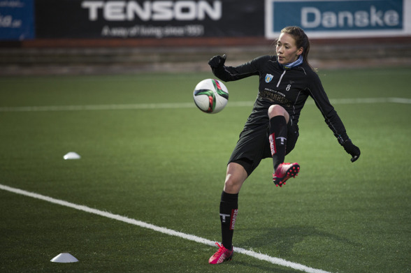 Elin Landström är en av de nya i KGFC-truppen inför säsongen 2016. Hon ser mycket fram mot att äntligen få göra matchdebut i sina nya klubbfärger. Foto: GUERILLAPHOTO Elin Landström är en av de nya i KGFC-truppen inför säsongen 2016. Hon ser mycket fram mot att äntligen få göra matchdebut i sina nya klubbfärger. Foto: GUERILLAPHOTO