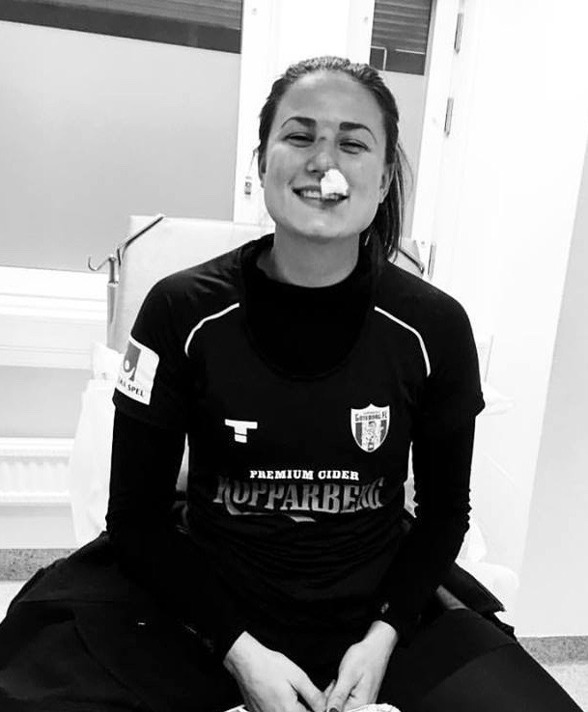 Beata Kollmats bröt näsan i matchen mot Eskilstuna i lördags. Men Bea är med på planet till Gran Canaria och kommer att kunna träna för fullt. Beata Kollmats bröt näsan i matchen mot Eskilstuna i lördags. Men Bea är med på planet till Gran Canaria och kommer att kunna träna för fullt.