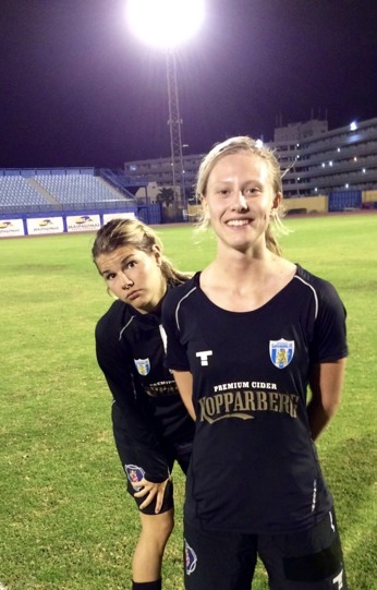 Rebecka Blomqvist var den ena av två tremålsskyttar i måndagkvällens match. Andrine Hegerberg som kikar fram där bakom gjorde två av målen. Härligt, tjejer! Foto: LASSE SVENSSON Rebecka Blomqvist var den ena av två tremålsskyttar i måndagkvällens match. Andrine Hegerberg som kikar fram där bakom gjorde två av målen. Härligt, tjejer! Foto: LASSE SVENSSON