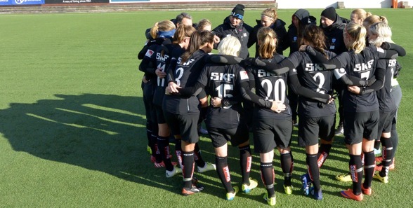 "Bra match, tejer!" Strefan Rehn var nöjd och peppade sina spelare efter solklara 6-0 mot Kungsbacka. Foto: TORE LUND "Bra match, tejer!" Strefan Rehn var nöjd och peppade sina spelare efter solklara 6-0 mot Kungsbacka. Foto: TORE LUND