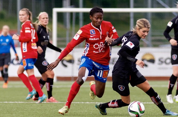 Visst är ni många tjejer där ute som vill komma riktigt nära de allsvenska matcherna. Ta chansen nu och bli en av våra bollflickor under säsongen 2016. Foto: PER MONTINI Visst är ni många tjejer där ute som vill komma riktigt nära de allsvenska matcherna. Ta chansen nu och bli en av våra bollflickor under säsongen 2016. Foto: PER MONTINI