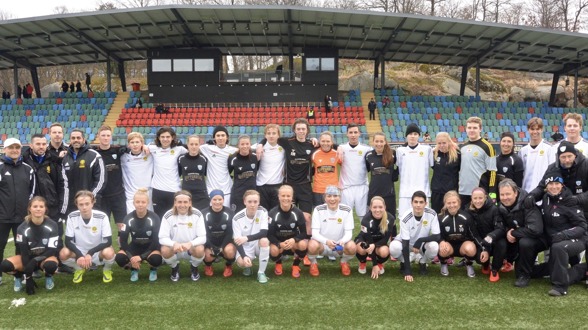 Tufft, tajt och väldigt roligt! KGFC-tjejerna och killarna från Jonsered hade en go eftermiddag och fick en rejäl genomkörare inför säsongen. Foto: TORE LUND Tufft, tajt och väldigt roligt! KGFC-tjejerna och killarna från Jonsered hade en go eftermiddag och fick en rejäl genomkörare inför säsongen. Foto: TORE LUND