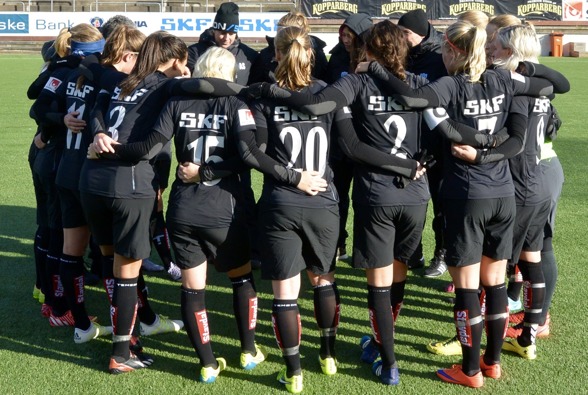 En för alla, alla för en! På lördagen spelas försäsongens sista match. Sedan väntar det allsvenska allvaret nästa helg. Foto: TORE LUND En för alla, alla för en! På lördagen spelas försäsongens sista match. Sedan väntar det allsvenska allvaret nästa helg. Foto: TORE LUND