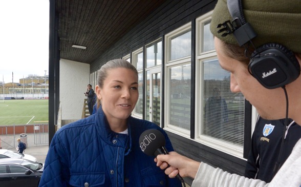 På veckans pressträff på Valhalla IP hamnade Pauline Hammarlund i centrum så klart – KGFC möter ju hennes gamla lag Piteå i premiären på söndag. Foto: TORE LUND På veckans pressträff på Valhalla IP hamnade Pauline Hammarlund i centrum så klart – KGFC möter ju hennes gamla lag Piteå i premiären på söndag. Foto: TORE LUND