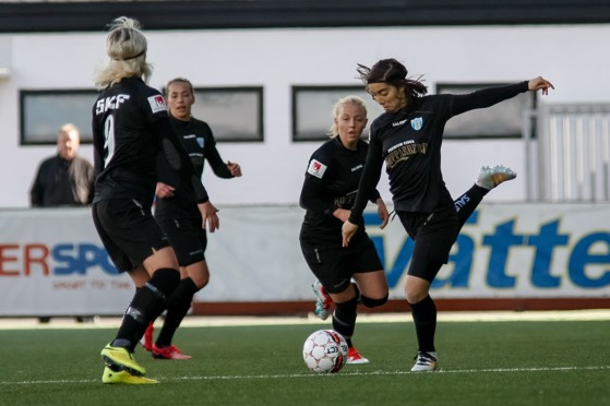 Annahita Zamanian fortsätter at ösa in mål i F19. Här en bild från hennes inhopp i allsvenskan mot Örebro. Alldeles bakom "Hita" syns Nathalie Persson, också hon målskytt den 1 maj. Foto: PER MONTINI Annahita Zamanian fortsätter at ösa in mål i F19. Här en bild från hennes inhopp i allsvenskan mot Örebro. Alldeles bakom "Hita" syns Nathalie Persson, också hon målskytt den 1 maj. Foto: PER MONTINI