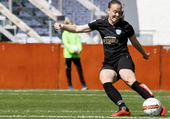 Lugn, trygg, alltid stabil. Freja Hellenberg har kommit in fint i KGFC efter vinterns flytt från Avaldsnes i Norge. Foto: PER MONTINI Lugn, trygg, alltid stabil. Freja Hellenberg har kommit in fint i KGFC efter vinterns flytt från Avaldsnes i Norge. Foto: PER MONTINI