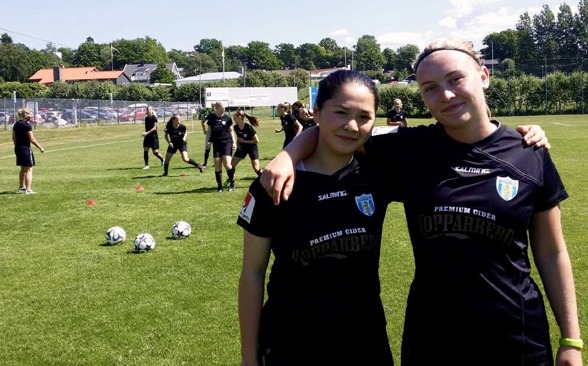 Två av de nya tjejerna i årets F19-trupp, Emma Lysell från Mossens BK och Linn Appelgren från GFF. Bägge var med i segermatchen mot Hovås/Billdal. Två av de nya tjejerna i årets F19-trupp, Emma Lysell från Mossens BK och Linn Appelgren från GFF. Bägge var med i segermatchen mot Hovås/Billdal.