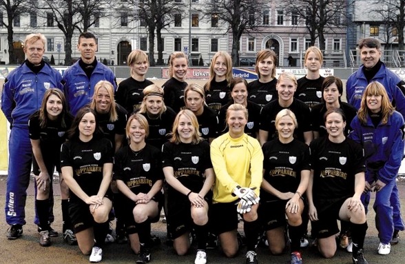 Året var 2005, en annan tid, ett annat KGFC. När Lotta Schelin (två från höger i mellersta raden) nu väljer att återvända hem blir det till Roengård. KGFC kan bara önska henne lycka till! Året var 2005, en annan tid, ett annat KGFC. När Lotta Schelin (två från höger i mellersta raden) nu väljer att återvända hem blir det till Roengård. KGFC kan bara önska henne lycka till!