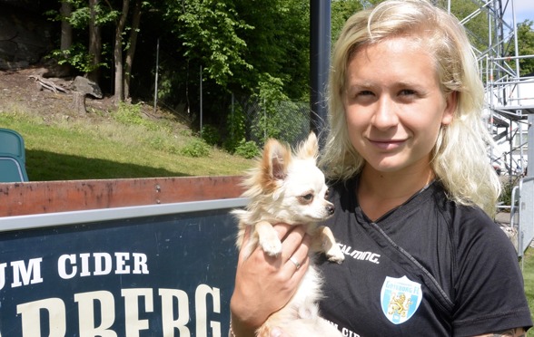 Filippa "Pippo" Curmark med sin lilla ögonsten, chihuahua-valpen Billy, 8 månader gammal. Just nu talar det mesta för att det blir Filippa som i sommar och i höst tar platsen på innermittfältet i KGF Filippa "Pippo" Curmark med sin lilla ögonsten, chihuahua-valpen Billy, 8 månader gammal. Just nu talar det mesta för att det blir Filippa som i sommar och i höst tar platsen på innermittfältet i KGF