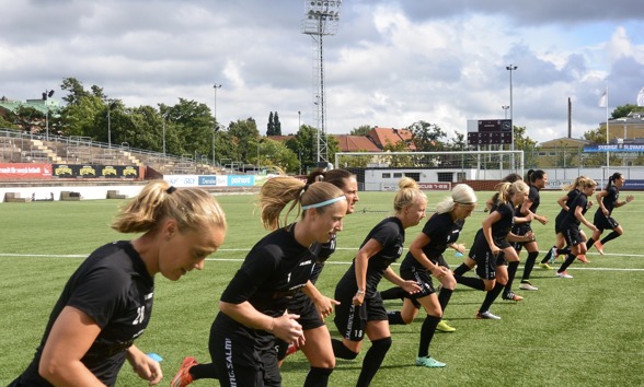 Slut på semester, sol, salta bad och grillbrickor. Rivstart för tjejerna i dag med yoyo-test på Valhalla IP. Alla klarade sig galant. Foto: TORE LUND Slut på semester, sol, salta bad och grillbrickor. Rivstart för tjejerna i dag med yoyo-test på Valhalla IP. Alla klarade sig galant. Foto: TORE LUND