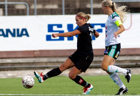 Sara Lindén går mot en av sina hittills bästa säsonger i karriären. Hyllad av alla, men själv sätter hon som vanligt laget före jaget. Foto. PER MONTINI Sara Lindén går mot en av sina hittills bästa säsonger i karriären. Hyllad av alla, men själv sätter hon som vanligt laget före jaget. Foto. PER MONTINI