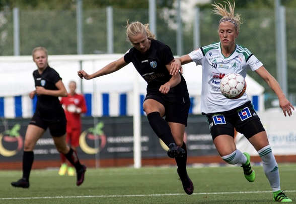 Rebecka Blomqvist i en duell i matchen mot Mallbacken tidigare i år. I bakgrunden syns Maja Göthberg. Nu ska de båda representera Sverige i U20-VM! Foto: PER MONTINI Rebecka Blomqvist i en duell i matchen mot Mallbacken tidigare i år. I bakgrunden syns Maja Göthberg. Nu ska de båda representera Sverige i U20-VM! Foto: PER MONTINI