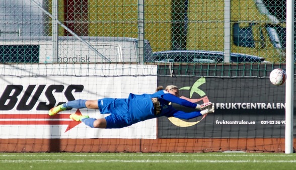 Jennifer Falk visade återigen att hon är en stormålvakt som hela tiden utvecklas och blir bättre. Mot Umeå räddade hon bland annat en straff och såg till att KGFC fick med sig en poäng. Foto: PER MONT Jennifer Falk visade återigen att hon är en stormålvakt som hela tiden utvecklas och blir bättre. Mot Umeå räddade hon bland annat en straff och såg till att KGFC fick med sig en poäng. Foto: PER MONT