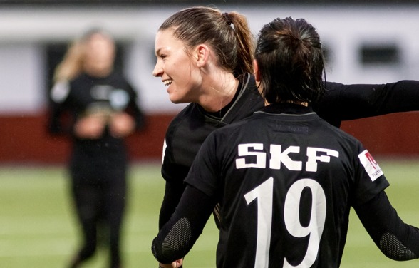 Pauline Hammarlund var en av dem som imponerade i matchen mot danska Hjörring. Med sina två mål bidrog hon i hög grad till segern. Här grattas hon av Annahita Zamanian, också hon målskytt. Foto:PER MO Pauline Hammarlund var en av dem som imponerade i matchen mot danska Hjörring. Med sina två mål bidrog hon i hög grad till segern. Här grattas hon av Annahita Zamanian, också hon målskytt. Foto:PER MO