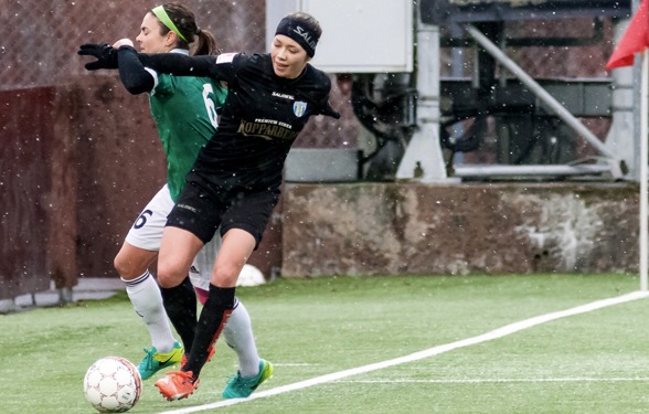 Den ofrivilliga mittbacken Elin Landström ser fram mot årets första tävlingsmatch. FOTO: PER MONTINI Den ofrivilliga mittbacken Elin Landström ser fram mot årets första tävlingsmatch. FOTO: PER MONTINI