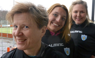 Ny säsong med Shake Hands. Camila Ackerfors och Isabel Expósito är kvar i ledargänget sedan i fjol. Nu hälsar vi också Mikaela Bengtsson välkommen! Foto: TORE LUND Ny säsong med Shake Hands. Camila Ackerfors och Isabel Expósito är kvar i ledargänget sedan i fjol. Nu hälsar vi också Mikaela Bengtsson välkommen! Foto: TORE LUND