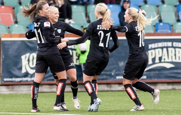 Pauline Hammarlund fick pris som matchens lirare i KGFC och var också den spelare som till slut slog in det förlösande segermålet. Foto: PER MONTINI Pauline Hammarlund fick pris som matchens lirare i KGFC och var också den spelare som till slut slog in det förlösande segermålet. Foto: PER MONTINI