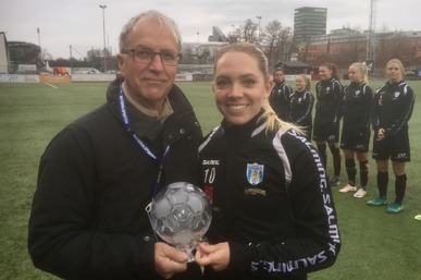 GT-Sportens Stefan Nilsson överlämnar Kristallkulan till Elin Rubensson, som utsågs till Västsveriges bästa fotbollsspelare i fjol. Foto: TORE LUND GT-Sportens Stefan Nilsson överlämnar Kristallkulan till Elin Rubensson, som utsågs till Västsveriges bästa fotbollsspelare i fjol. Foto: TORE LUND