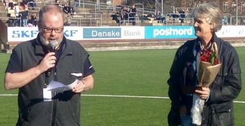 Pia Sundhages fick Borås Tidnings pris BT-plaketten i paus och intervjuades sedan av KGFC:s Tore Lund. Foto. MICHAEL LUND Pia Sundhages fick Borås Tidnings pris BT-plaketten i paus och intervjuades sedan av KGFC:s Tore Lund. Foto. MICHAEL LUND