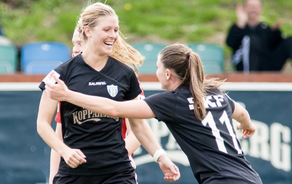 Sarah Teegarden gjorde en mycket bra match mot Piteå, slet hårt och var också den som gjorde hemmalagets första mål. Här gratuleras hon av KGFC:s andra målskytt för dagen, Pauline Hammarlund.Foto. PE Sarah Teegarden gjorde en mycket bra match mot Piteå, slet hårt och var också den som gjorde hemmalagets första mål. Här gratuleras hon av KGFC:s andra målskytt för dagen, Pauline Hammarlund.Foto. PE
