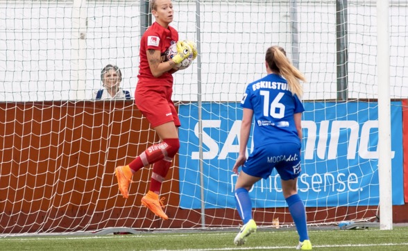 Fanny Lund vaktade målet för andra matchen i rad och gjorde en stabil insats, kunde inte göra något åt baklängesmålet. Foto: PER MONTINI Fanny Lund vaktade målet för andra matchen i rad och gjorde en stabil insats, kunde inte göra något åt baklängesmålet. Foto: PER MONTINI