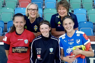 KGFC:s Anna Larsson och Felicia De Feo med IFK Kalmars Kajsa Lang, förbundskaptenen för F01 Katarina Olsson och SvFF:s korordinator Anneli Gustafsson. Foto: ANNA STOLTZE KGFC:s Anna Larsson och Felicia De Feo med IFK Kalmars Kajsa Lang, förbundskaptenen för F01 Katarina Olsson och SvFF:s korordinator Anneli Gustafsson. Foto: ANNA STOLTZE