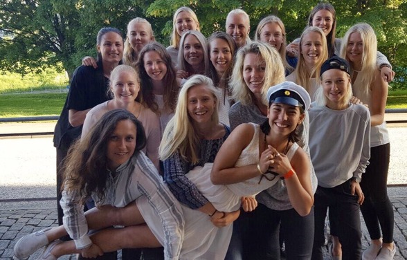 Härlig sammanhållning och alla i laget som kunde ställde så klart upp och firade när Annahita Zamanian tog studenten! Härlig sammanhållning och alla i laget som kunde ställde så klart upp och firade när Annahita Zamanian tog studenten!