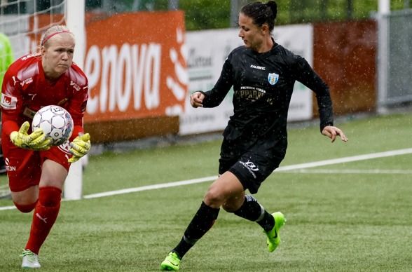 Beata Kollmats har spelat i KGFR sedan 2011, men aldrig upplevt en tyngre uppförsbacke än just nu. Men hennes inställning triggar hela laget att göra en bra match mot Djurgården i midsommar. Foto: PE Beata Kollmats har spelat i KGFR sedan 2011, men aldrig upplevt en tyngre uppförsbacke än just nu. Men hennes inställning triggar hela laget att göra en bra match mot Djurgården i midsommar. Foto: PE