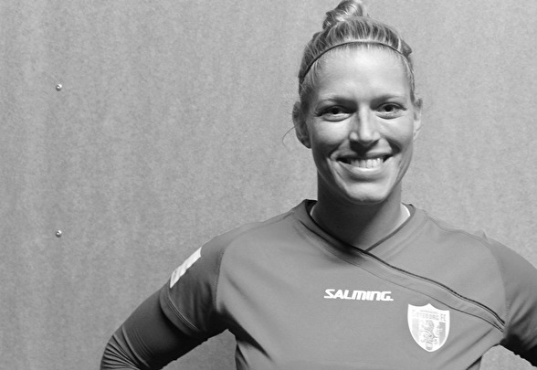 Första kontakten med nya laget för Line Geltzer Johansen blev i matchen mot Hovås/Billdal. Foto: TORE LUND Första kontakten med nya laget för Line Geltzer Johansen blev i matchen mot Hovås/Billdal. Foto: TORE LUND