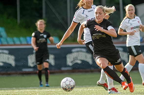 Elin Rubensson och hela KGFC gjorde en bra match mot Hammarby och låg närmast segern. Men bollen ville inte leta sig in i motståndarburen. Foto: PER MONTINI Elin Rubensson och hela KGFC gjorde en bra match mot Hammarby och låg närmast segern. Men bollen ville inte leta sig in i motståndarburen. Foto: PER MONTINI