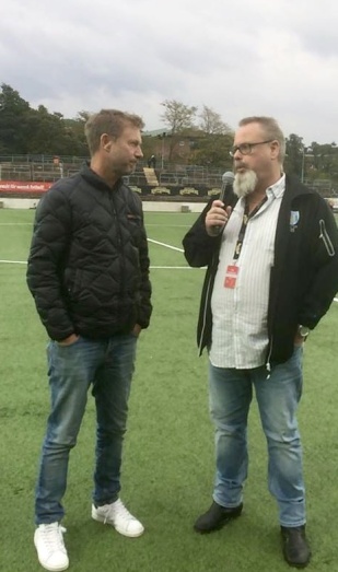 Damlandslagets förbundskapten Peter Gerhardsson intervjuades under pausvilan av KGFC:s Tore Lund. Foto: MICHAEL LUND Damlandslagets förbundskapten Peter Gerhardsson intervjuades under pausvilan av KGFC:s Tore Lund. Foto: MICHAEL LUND
