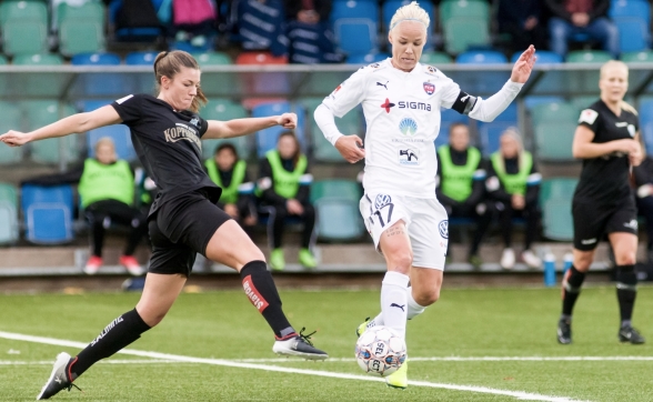 Pauline Hammarlund i en tuff duell med Caroline Seger i söndagens match på Valhalla IP. Foto: PER MONTINI Pauline Hammarlund i en tuff duell med Caroline Seger i söndagens match på Valhalla IP. Foto: PER MONTINI