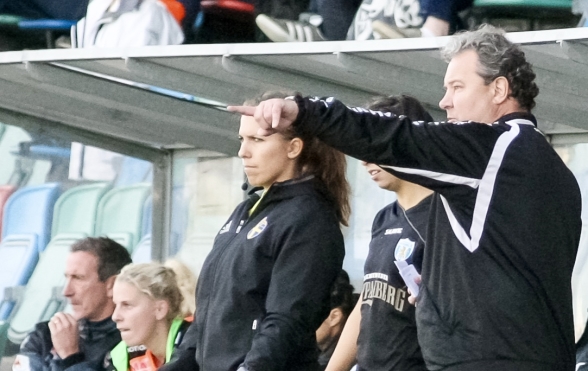 Stefan Rehn gör på söndagen sin sista match som tränare för KGFC. Men han tror på en ljus framtid för klubben. Foto.: PER MONTII Stefan Rehn gör på söndagen sin sista match som tränare för KGFC. Men han tror på en ljus framtid för klubben. Foto.: PER MONTII