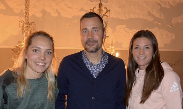 Marcus Lantz träffade två av spelarna i sitt nya lag på torsdagen – Elin Rubensson och Pauline Hammarlund. Foto. TORE LUND Marcus Lantz träffade två av spelarna i sitt nya lag på torsdagen – Elin Rubensson och Pauline Hammarlund. Foto. TORE LUND