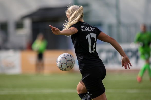 Många försökte, men ingen av KGFC-spelarna lyckades få in bollen i Linköpings mål. Foto: PER MONTINI Många försökte, men ingen av KGFC-spelarna lyckades få in bollen i Linköpings mål. Foto: PER MONTINI