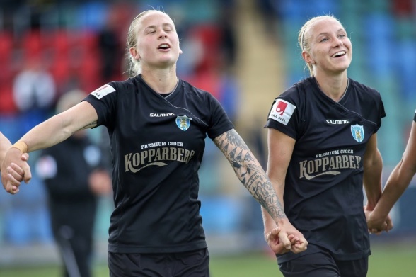 Filippa Curmark och Emma Koivisto var överlyckliga när de tackade fansen efter segern mot LB07. På söndag hoppas de få jubla igen. Foto: PER MONTINI Filippa Curmark och Emma Koivisto var överlyckliga när de tackade fansen efter segern mot LB07. På söndag hoppas de få jubla igen. Foto: PER MONTINI