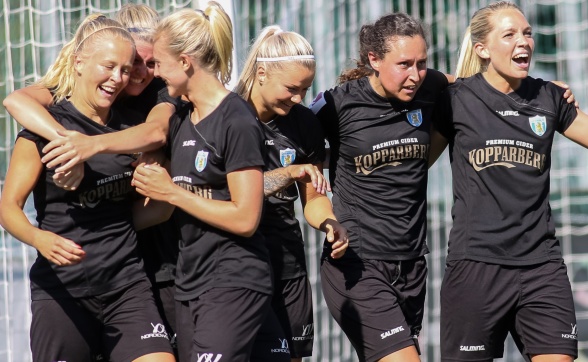 Adelina Engman (längst till vänster) blev matchhjälte mot Kristianstad. Här jublar hon tillsammans med Olivia Schough. Rebecka Blomqvist, Amanda Johnsson Haahr, Catrine Johansson och Elin Rubensson. F Adelina Engman (längst till vänster) blev matchhjälte mot Kristianstad. Här jublar hon tillsammans med Olivia Schough. Rebecka Blomqvist, Amanda Johnsson Haahr, Catrine Johansson och Elin Rubensson. F
