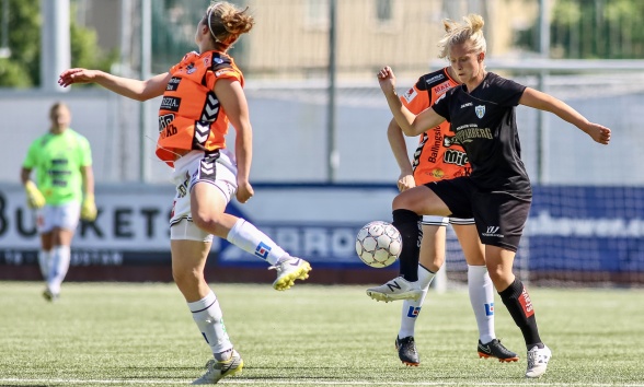 Rebecka Blomqvist gjorde två mål i den senaste matchen, nu hoppas hon på islossning och att formen håller i sig. Foto: PER MONTINI Rebecka Blomqvist gjorde två mål i den senaste matchen, nu hoppas hon på islossning och att formen håller i sig. Foto: PER MONTINI