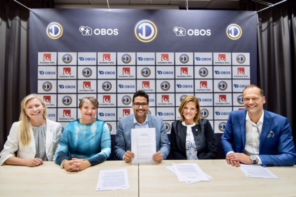 Representanter från EFD och OBOS har signerat ett avtal som ger damfotbollen 40 miljoner över fem år. Representanter från EFD och OBOS har signerat ett avtal som ger damfotbollen 40 miljoner över fem år.