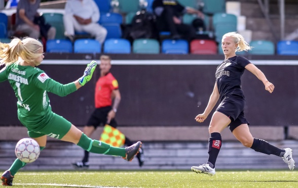 Rebecka Blomqvist - andra KGFC-tjejen i år som tar hem utmärkelsen månadens spelare. Foto: PER MONTINI Rebecka Blomqvist - andra KGFC-tjejen i år som tar hem utmärkelsen månadens spelare. Foto: PER MONTINI