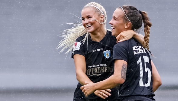 Amanda Johnsson Haahr firar med Julia Zigiotti efter ett av målen i matchen mot Djurgården. Foto: PER MONTINI Amanda Johnsson Haahr firar med Julia Zigiotti efter ett av målen i matchen mot Djurgården. Foto: PER MONTINI