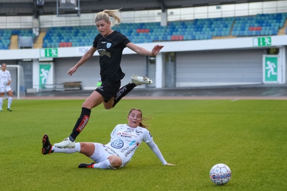 Hårt jobb, ett mål och två assist – söndagen var en bra dag för KGFC:s landslagsspelare Olivia Schough. Foto: PER MONTINI Hårt jobb, ett mål och två assist – söndagen var en bra dag för KGFC:s landslagsspelare Olivia Schough. Foto: PER MONTINI