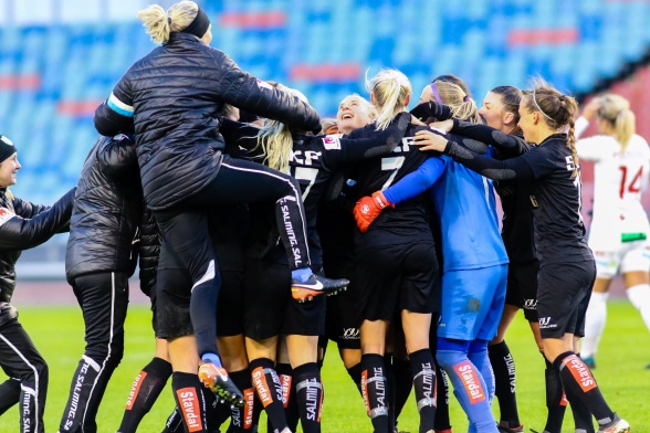 Härlig glädje efter segern mot FC Rosengård i oktober. Visst drömmer vi om liknande scener också 2019. Foto: PER MONTINI Härlig glädje efter segern mot FC Rosengård i oktober. Visst drömmer vi om liknande scener också 2019. Foto: PER MONTINI