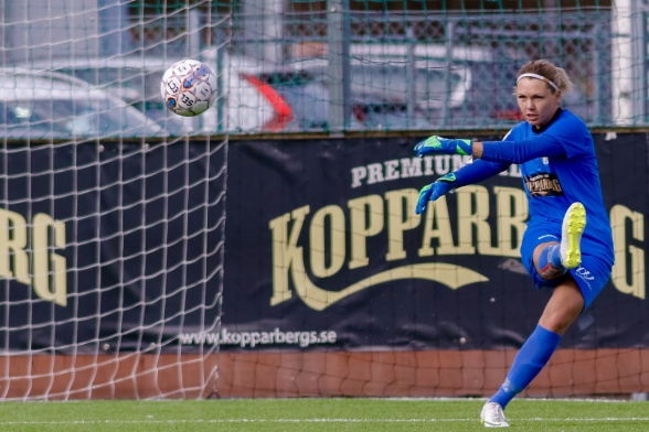 Jennifer Falk firar dubbelt efter lottningen som gav KGFC hemmaplan i finalen i Svenska Cupen och därefter fick keepern välförtjänt en av platserna i Peter Gerhardssons landlagstrupp. Foto: PER MONTIN Jennifer Falk firar dubbelt efter lottningen som gav KGFC hemmaplan i finalen i Svenska Cupen och därefter fick keepern välförtjänt en av platserna i Peter Gerhardssons landlagstrupp. Foto: PER MONTIN
