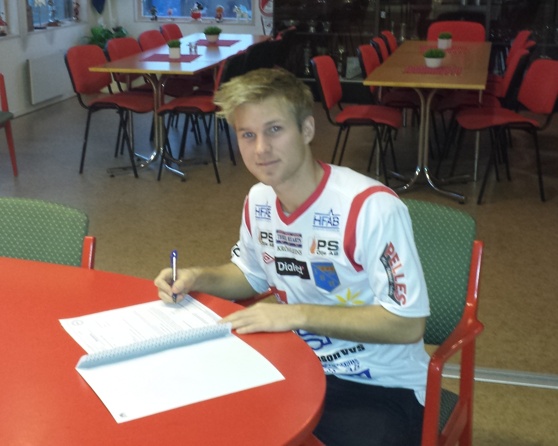 Per Gulda sätter bläck på kontraktet. Fotot Christoffer Andréasson Per Gulda sätter bläck på kontraktet. Fotot Christoffer Andréasson